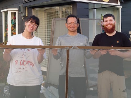 地元の若者と一緒にシェアハウスの網戸の張替えをした記念写真。