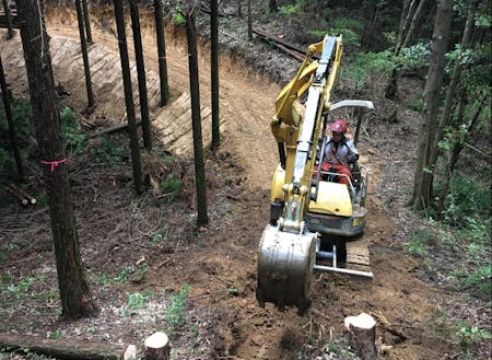 重機を使った作業道開設の様子