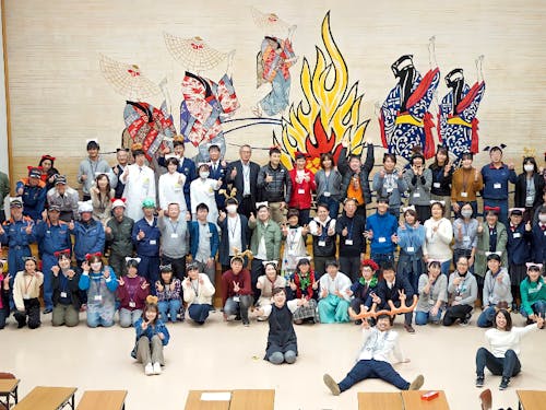 みらいの学校が主催するが小学生向け職業体験イベントの集合写真