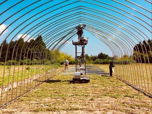 晴天の中でのビニールハウスの組み立て