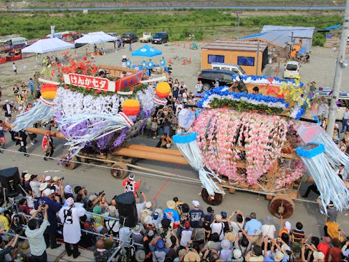 伝統的な七夕まつりの様子。移住者やお祭りの時だけ手伝いに来られる方など、沢山の人が関わっている行事です！