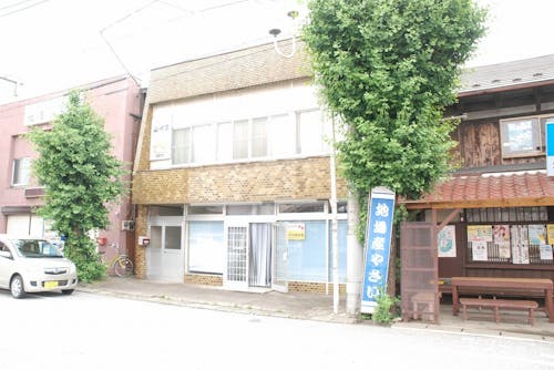 「まちタネ!」は、駅の階段を降りた目の前にあります。隣は、観光案内所です。