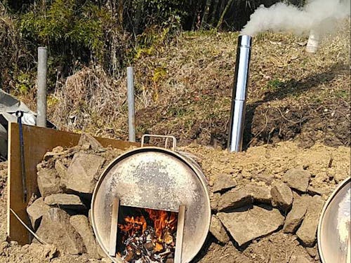未利用資源の竹を使った炭づくりの様子