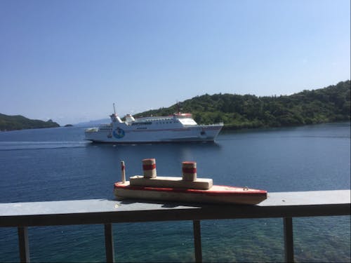 港に入港するフェリー