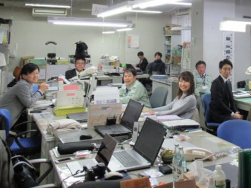 八女市役所のオフィスは、和気あいあいとしてます