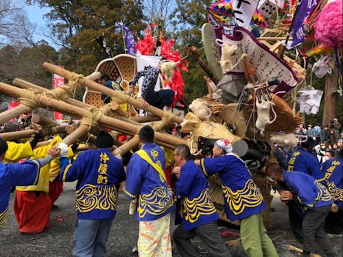 力の限りに左義長を押す「ケンカ」は左義長祭の華です