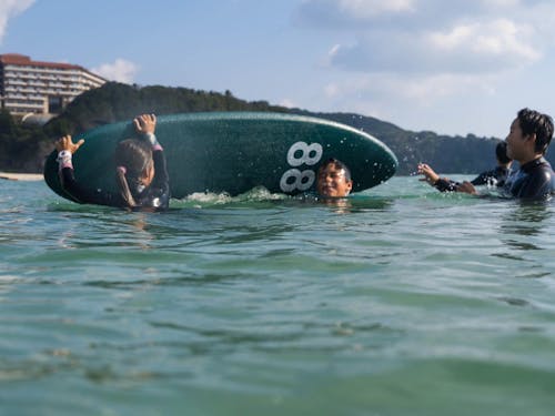 サーフィンスクールの様子