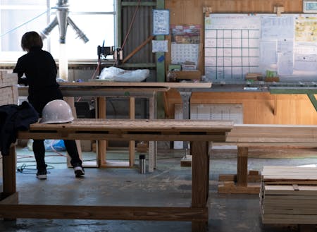 女性が多く働く木材加工工場