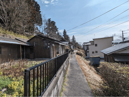 玄関前の道。車は通れません。なので、安全で静かです