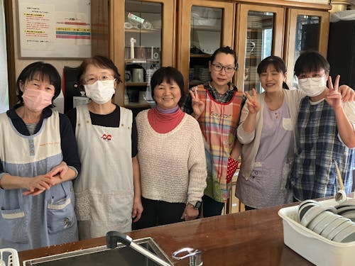 介護事業所で働く皆さん。笑顔でピース!
