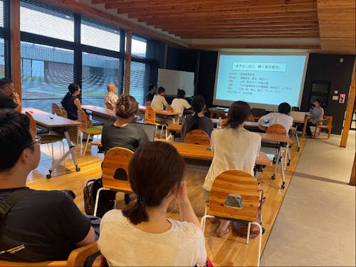 半年に1度開催される協力隊の活動報告会はオンラインだけでなく、オフラインでも町民を中心にたくさんの人が集まります。