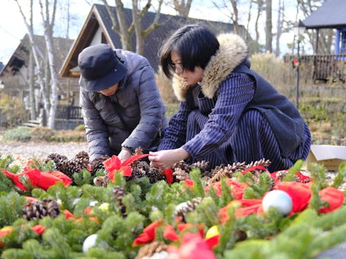 広場でクリスマスオーナメントの制作