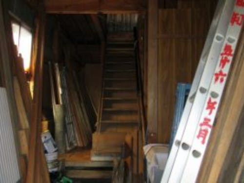玄関から入ると建築材料の山。DIYしたいって人には宝の山?