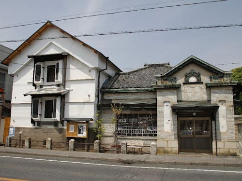 まちなかには織物で発展した当時のノスタルジックな建物が見られる