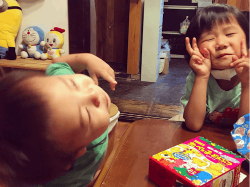 時にはお子さんと一緒にゲストハウスの運営をする日も（宿内が散らかるらしい笑）