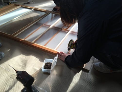 断熱障子を製作している様子