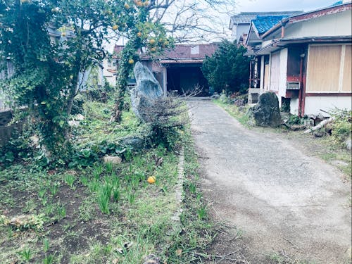 広い庭とガレージのある空き家です。