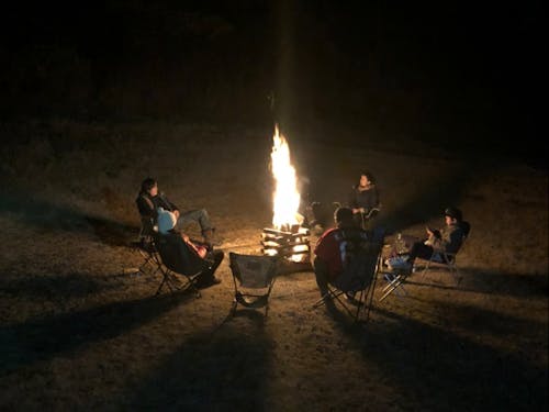 焚火を囲んでのキャンプ