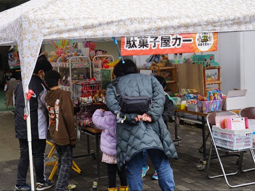 駄菓子屋さんは地域の大人も子どもも集まる場