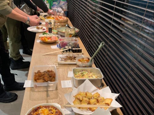 持ち寄る食べ物はテーブルに並べてみんなでシェア。買った物でも作ったものでもOK!料理の名前と自分の名前を書いた札を添えるので話のネタになることも。