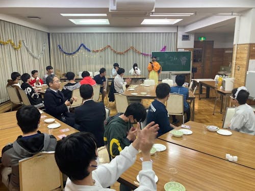 寮でのクリスマスパーティー。教職員等も参加してにぎやかに。