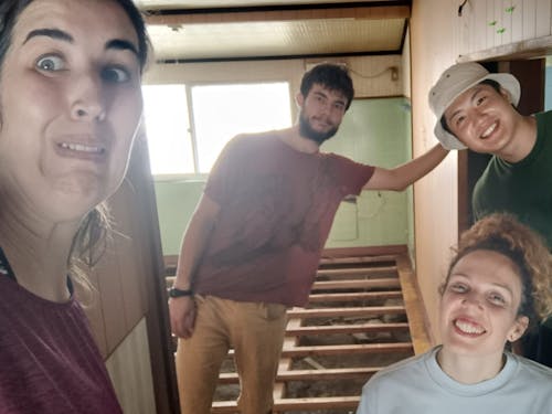 Sekai.Coは地区75年の古民家。滞在者のみなさんと壁や床をDIYしました