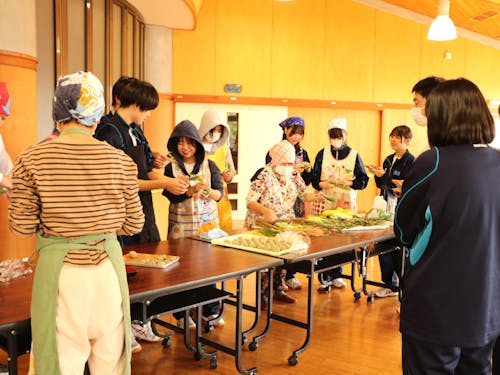 地元の方から笹団づくりを学ぶフィールドワーク