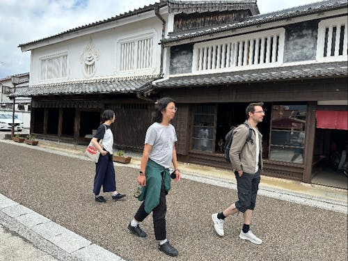 フィールドワークをするメンバー達