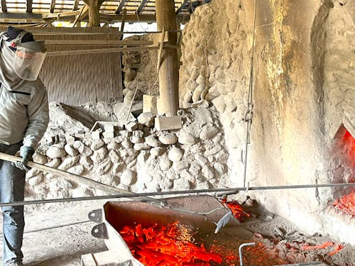 炭焼き職人による「窯出し」作業