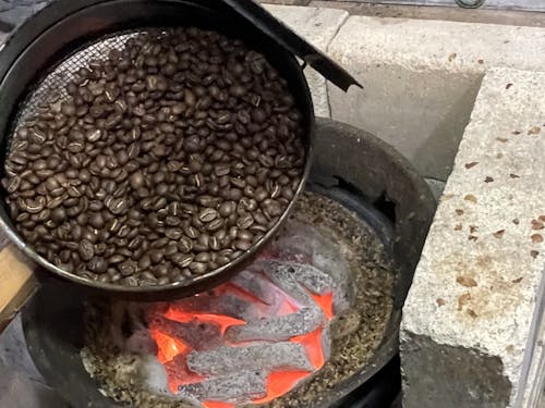 紀北町で作られている「紀州備長炭」で焙煎