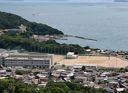 小豆島中央高校。学校から海までの距離が近く、瀬戸内海の絶景が魅力です。
