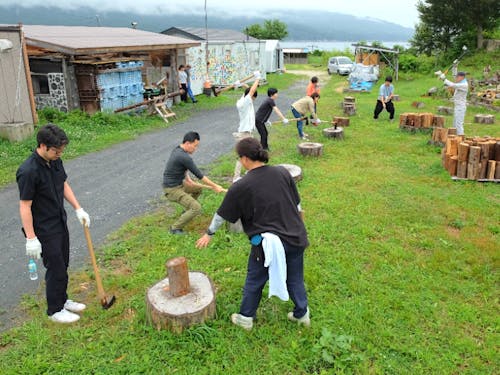 人気の薪割り体験