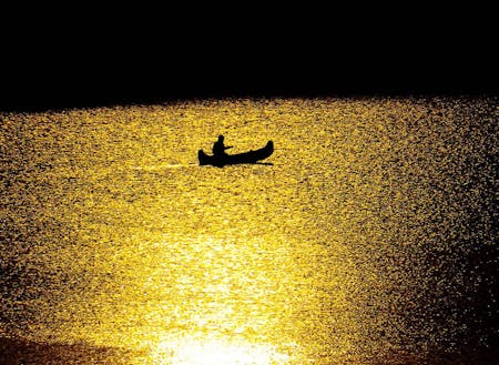 黄金に染まる錦秋湖でのカヌー　写真：瀬川強