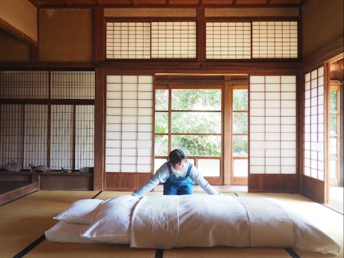 古民家ステイにてお客様をお出迎えする準備