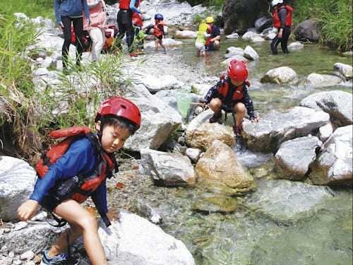 山から湧き出た水は夏でも冷たく気持ちいい!