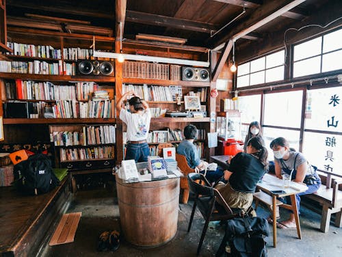 街に開かれた「本と屯」