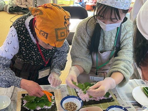 村のおかあさんから学ぶ郷土料理教室のようす(巻き寿司)