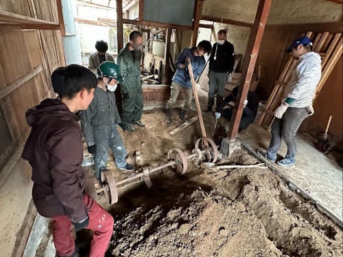 旧荘司家を掘り起こしたら謎の物体が出てきました。