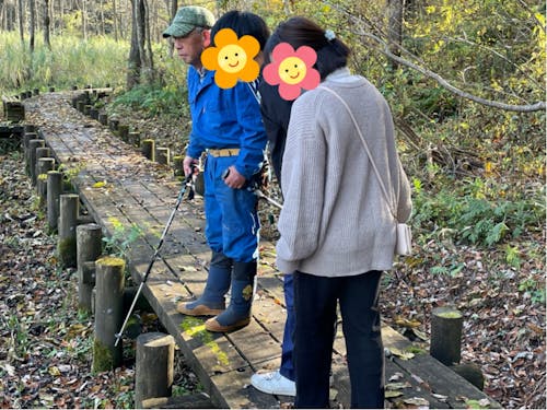 自然体験では地元の方に教えてもらいながらトレッキング♪