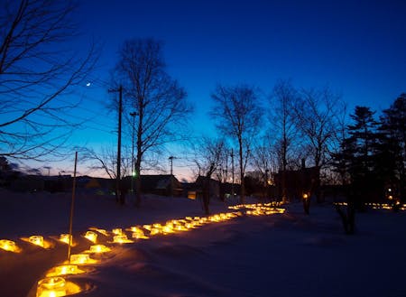 下川の冬の風物詩「アイスキャンドル」が、雪に包まれた町を照らす