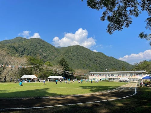 学校の周りには雄大な山々が。校庭の芝生も綺麗!