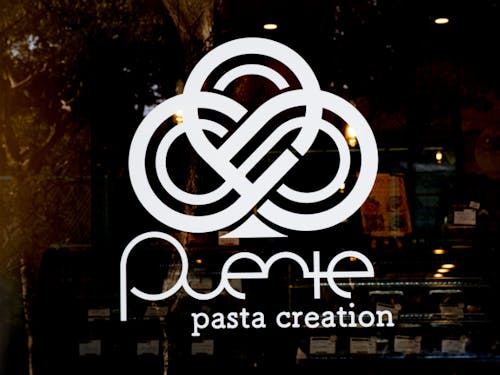 お店の頭文字「P」をつなげ、オーナー自らデザインしたロゴには、「架け橋」や「つながり」「無限大」の意味が込められているそうです。