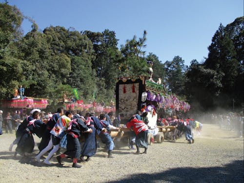 堅井之大宮 春季大祭当日、曳山を用いた境内ひきまわしの様子。(写真:愛荘町歴史文化博物館提供)
