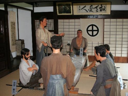 「西郷隆盛宿陣跡歴史資料館」内　軍議再現人形