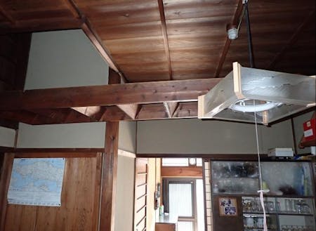 居間の天井には屋根裏収納へ続く階段あり。
