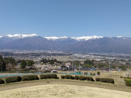 駒ヶ根市と中央アルプス。どの季節も市民を見守ってくれてます