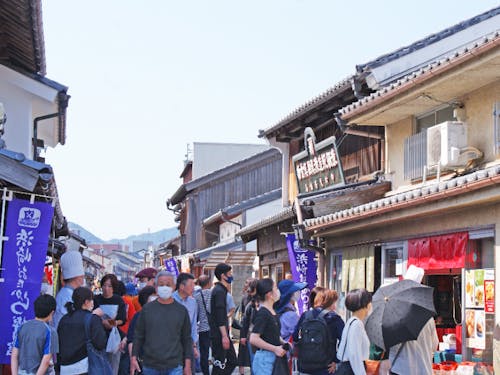 通りには人がいっぱい!