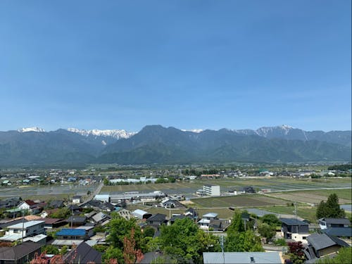 移住者に人気の高台エリアから(写真は5月)