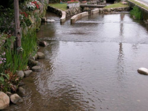 町の隅々までせせらぎが流れる