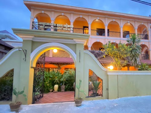 プール付きのおしゃれな宿泊施設